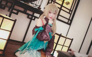 coser Bass化身《崩坏：星穹铁道》青雀，探秘灵魂深处的可爱魅力